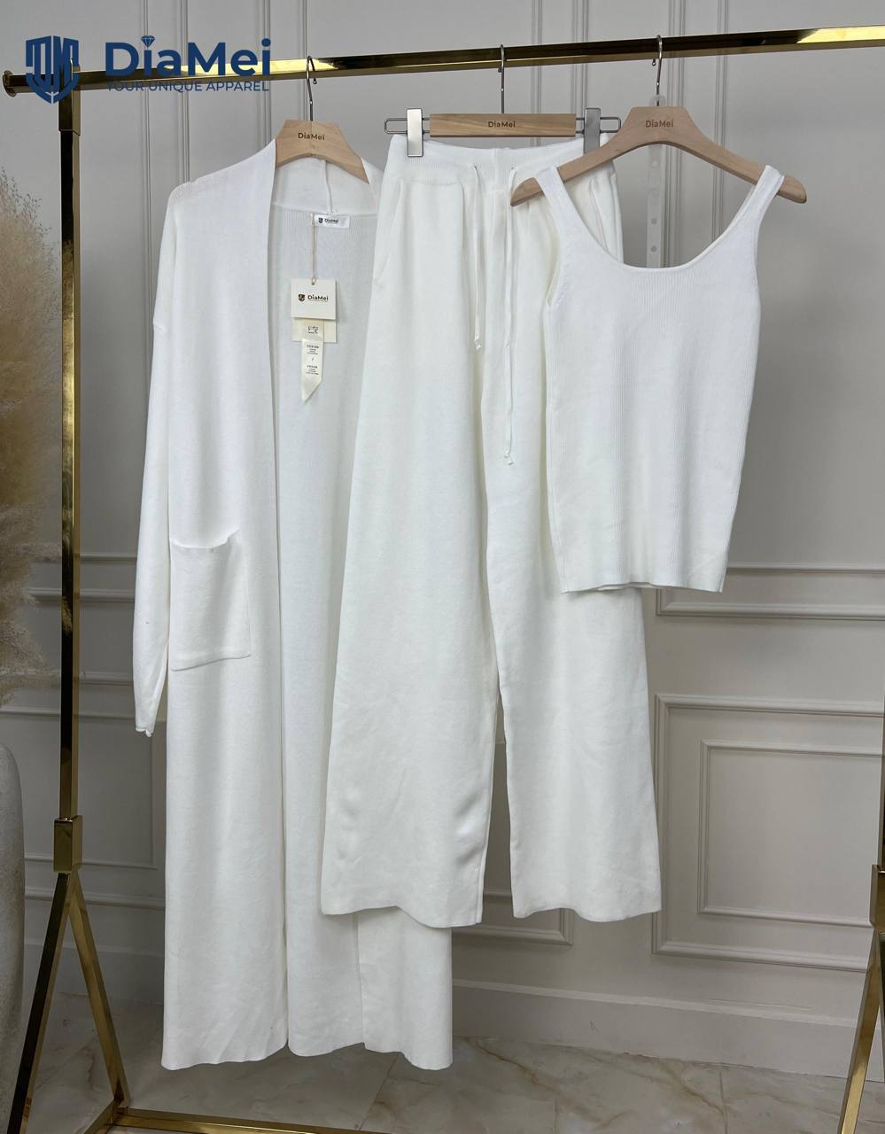 🌟Эти стильные трикотажные тройки созданы из мягкого и качественного материала, идеально подходящего для уютного образа. Комплект включает кардиган, топ и брюки, обеспечивая комфорт и тепло. Высококачественная ткань устойчива к скатыванию и сохраняет безупречный вид даже после множества стирок. Нежные оттенки и лаконичный дизайн делают комплект универсальным для любых случаев.